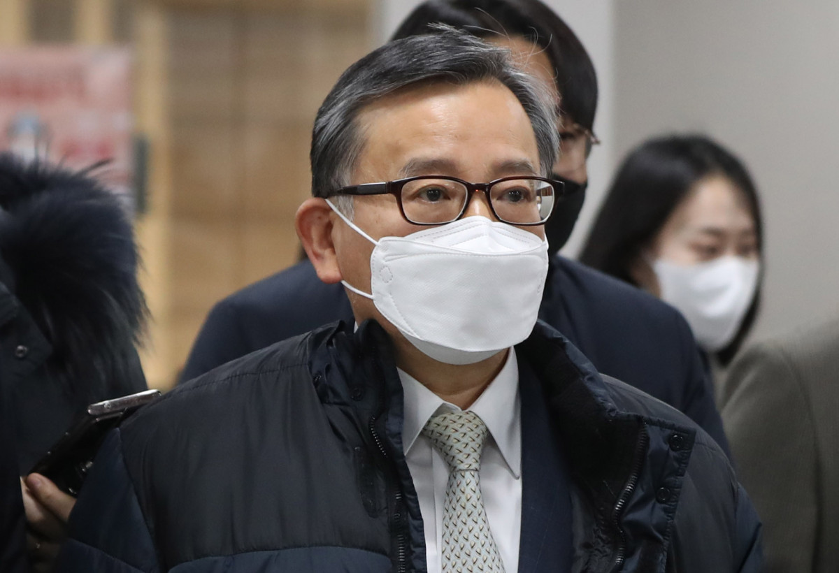 ▲김학의 전 법무부 차관이 2022년 1월 27일 오후 서울 서초구 서울고등법원에서 열린 '뇌물수수 혐의' 관련 파기항소심 선고 공판에서 무죄를 선고 받은 후 법정을 나서고 있다. (뉴시스)