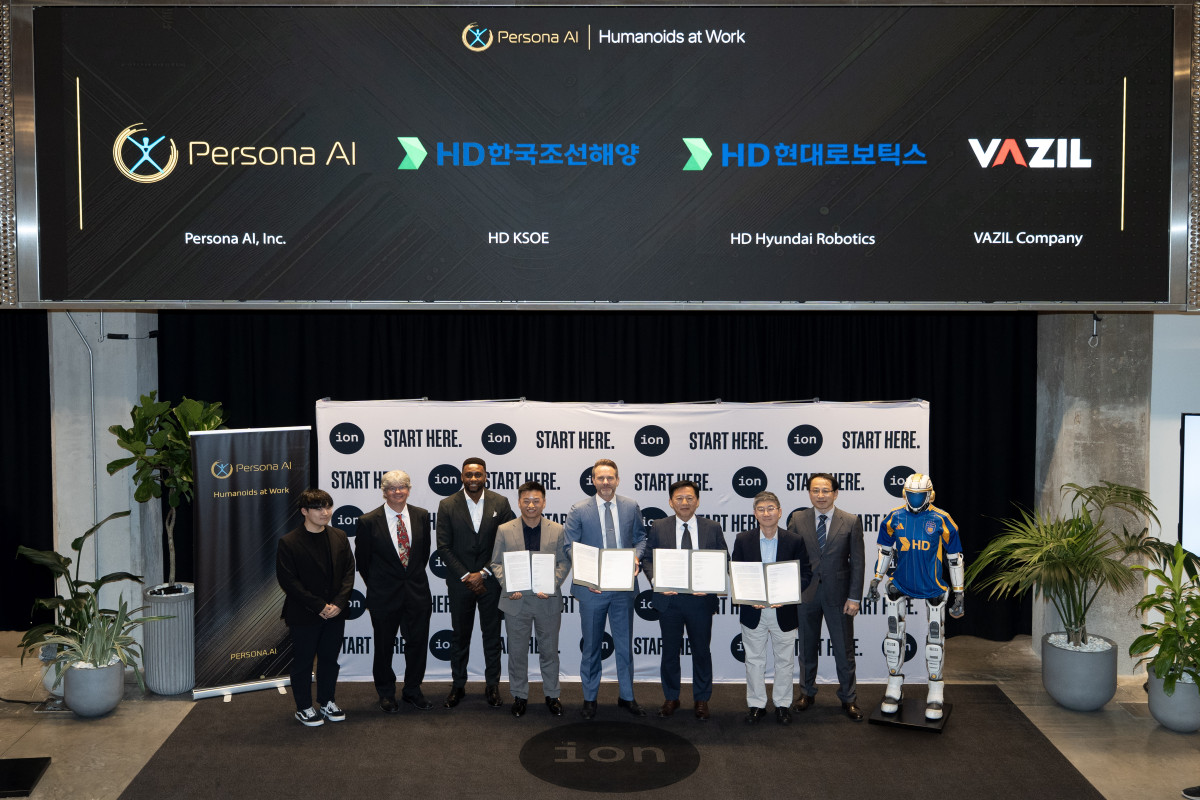 ▲HD한국조선해양, HD현대로보틱스가 최근 미국 휴스턴에서 ‘페르소나 AI’, ‘바질컴퍼니’와 조선 용접용 휴머노이드 개발을 위한 업무협약(MOU)을 체결했다. 오른쪽 두 번째부터 송영훈 HD현대로보틱스 솔루션부문장, 이동주 HD한국조선해양 제조혁신랩 부문장, 닉 래드포드 페르소나 AI 최고경영자(CEO), 김성원 바질컴퍼니 최고기술책임자(CTO). (사진제공=HD현대)