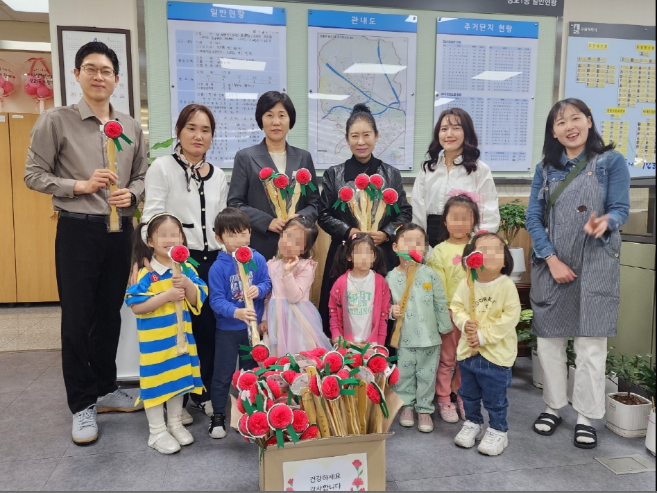 ▲광교1동에서 5월 가정의 달을 맞아 파리바게트의 후원으로 열린 행사에서 어린이들이 만든 카네이션과 함께 어르신들에게 감사의 마음을 전하고 있다. (수원특례시 영통구 광교1동)