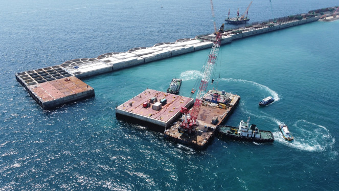 ▲포항 영일만에서 울릉공항 건설 현장으로 운송 중인 케이슨 모습. (사진제공=DL이앤씨)