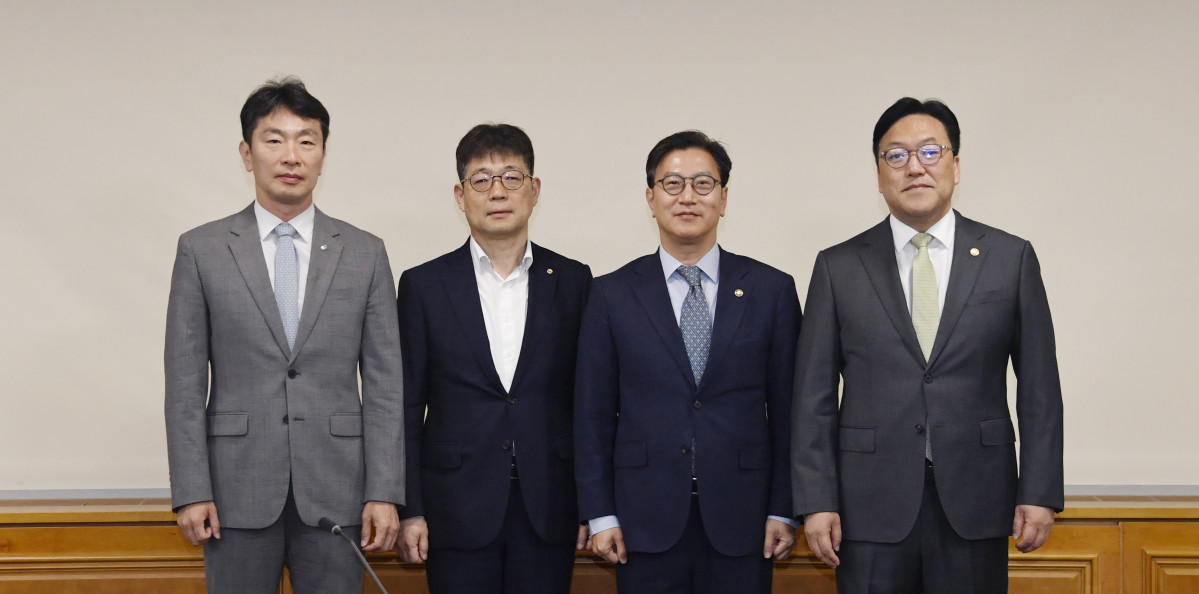 ▲김범석 기획재정부 장관 직무대행이 5월 8일 오전 서울 중구 은행회관에서 열린 '거시경제금융현안간담회'를 주재, 회의 시작에 앞서 기념촬영을 하고 있다.<왼쪽부터 이복현 금융감독원장, 유상대 한국은행 부총재, 김범석 기획재정부 장관 직무대행, 김병환 금융위원장> (기획재정부)