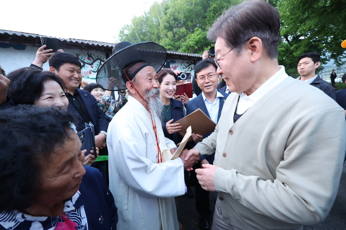 ▲민심을 청취하는 '경청 투어'에 나선 이재명 더불어민주당 대선후보가 6일 전북 장수군 천천면 오옥마을에서 어르신들과 인사를 나누고 있다. (사진=뉴시스)