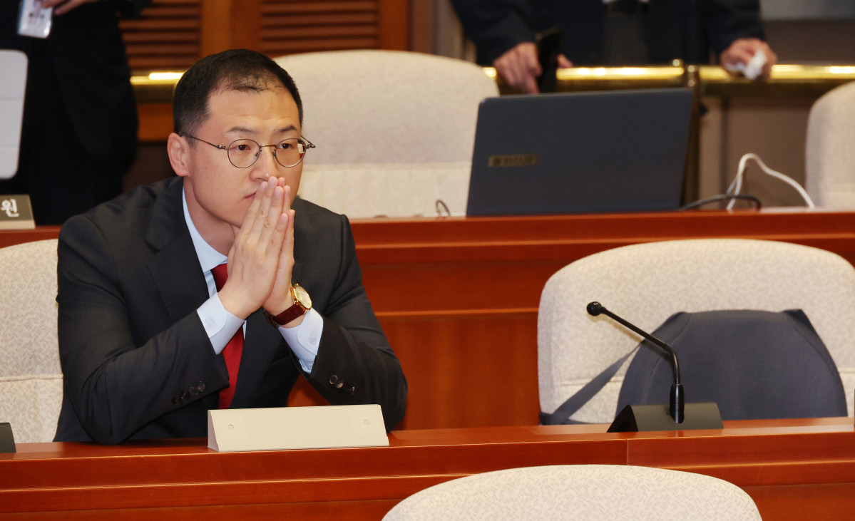 ▲김상욱 국민의힘 의원이 24일 오전 서울 여의도 국회에서 열린 의원총회에 참석해 권성동 원내대표의 발언을 듣고 있다. (사진제공=뉴시스)