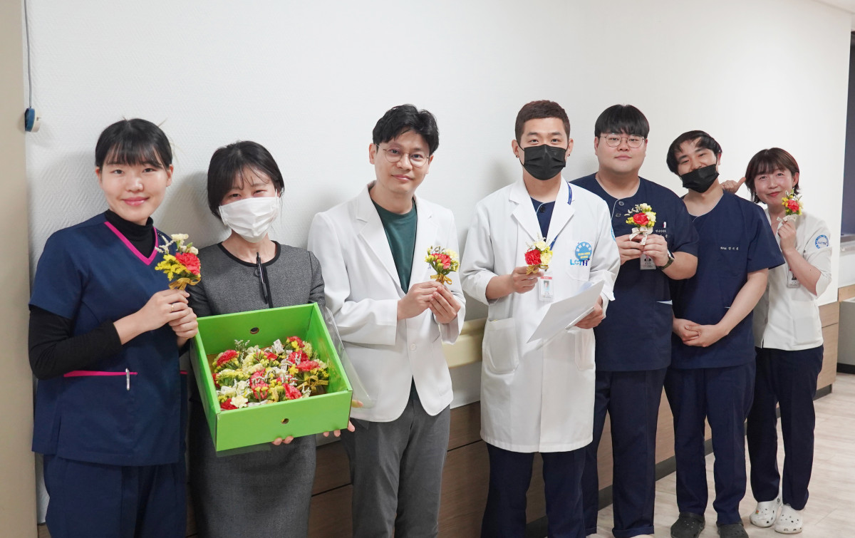 ▲이춘택병원의 의료진들이 어버이날을 맞아 병상에서 보내는 어르신들께 드릴 소형 꽃다발을 준비하고 있다. (수원 이춘택병원)