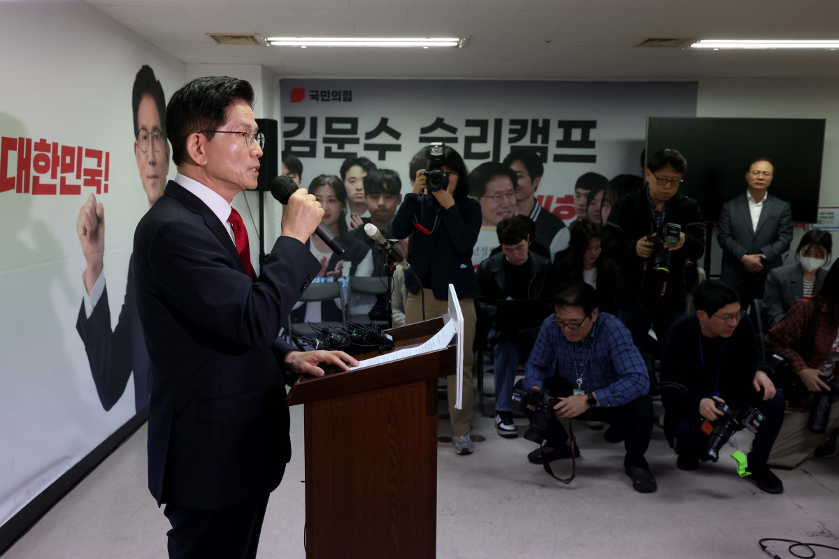 ▲김문수 국민의힘 대선후보가 8일 서울 여의도 선거캠프 사무실에서 긴급 기자회견을 갖고 후보 단일화에 관한 입장을 밝히고 있다. 신태현 기자 holjjak@