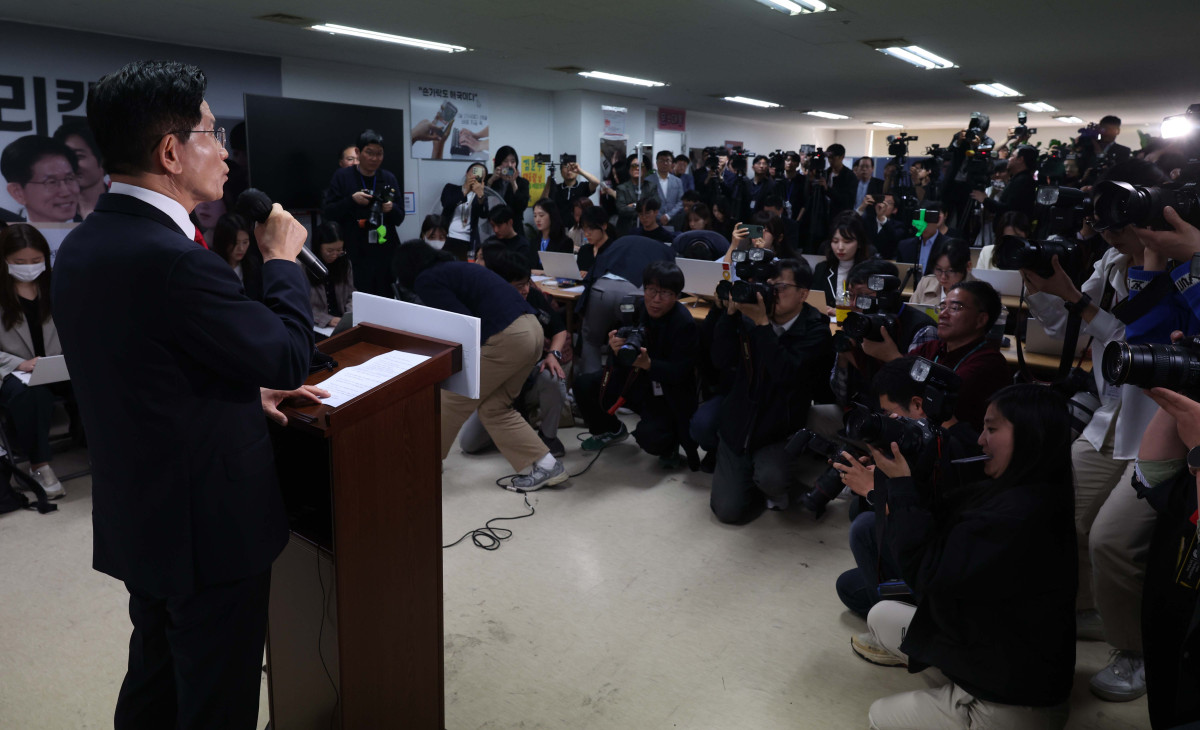 ▲김문수 국민의힘 대선후보가 8일 서울 여의도 선거캠프 사무실에서 긴급 기자회견을 갖고 후보 단일화에 관한 입장을 밝히고 있다. 신태현 기자 holjjak@