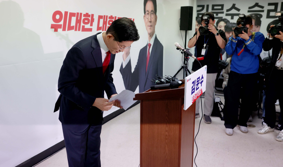 ▲김문수 국민의힘 대선후보가 8일 서울 여의도 선거캠프 사무실에서 긴급 기자회견을 갖고 후보 단일화에 관한 입장을 밝힌 뒤 인사하고 있다. 신태현 기자 holjjak@