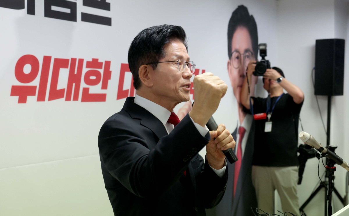 ▲김문수 국민의힘 대선후보가 8일 서울 여의도 선거캠프 사무실에서 긴급 기자회견을 갖고 후보 단일화에 관한 입장을 밝히고 있다. 신태현 기자 holjjak@