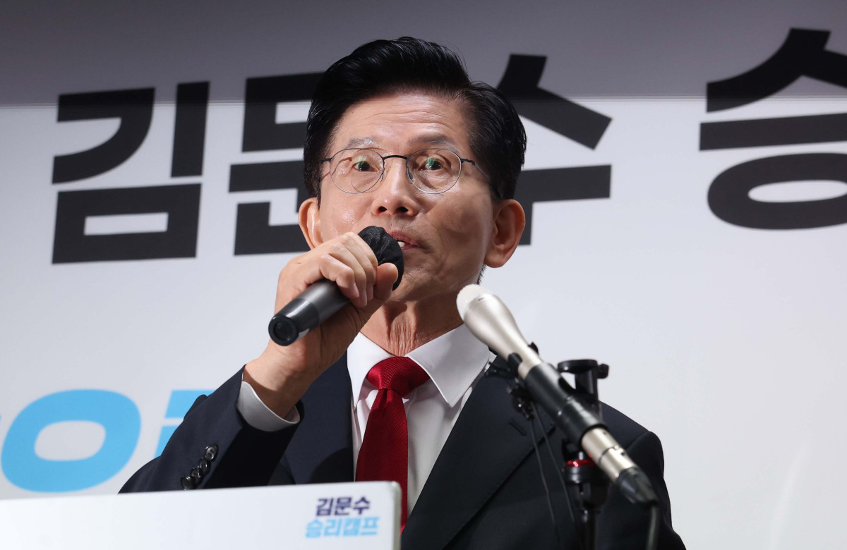 ▲김문수 국민의힘 대선후보가 8일 서울 여의도 선거캠프 사무실에서 긴급 기자회견을 갖고 후보 단일화에 관한 입장을 밝히고 있다. 신태현 기자 holjjak@