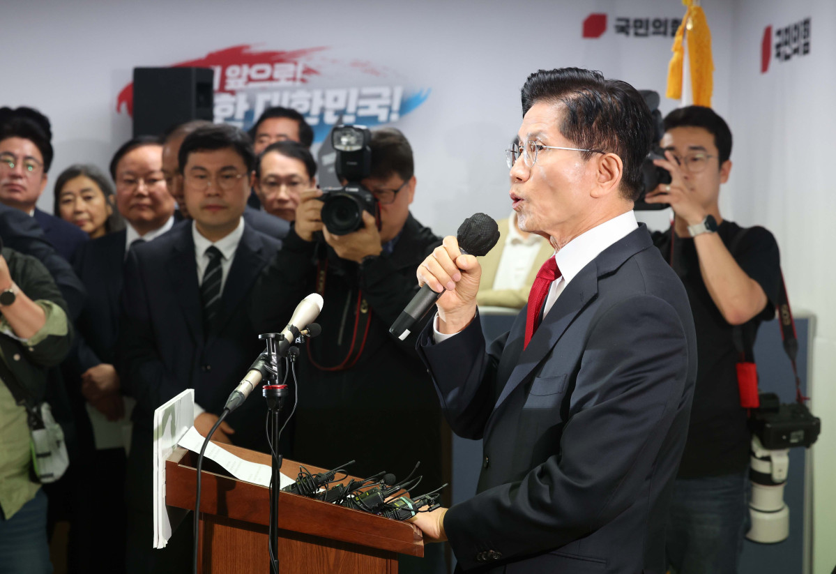 ▲김문수 국민의힘 대선후보가 8일 서울 여의도 선거캠프 사무실에서 긴급 기자회견을 갖고 후보 단일화에 관한 입장을 밝히고 있다. 신태현 기자 holjjak@