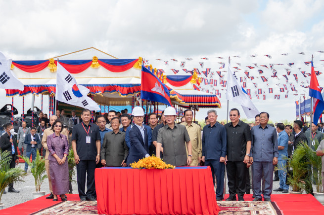 ▲훈 마넷 캄보디아 총리(앞줄 오른쪽)와 박정욱 주캄보디아 한국대사가 하수처리시설 건설공사 착공식에서 항타기 버튼을 누르고 있다. (사진제공=금호건설)