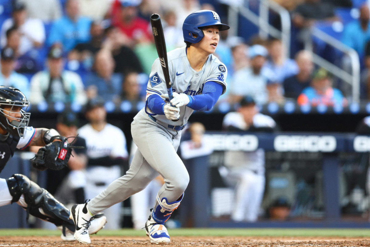 ▲플로리다주 마이애미의 론디포파크에서 열린 2025 MLB 경기 중 다저스와 말린스의 대결에서 한 선수가 타격을 마무리하고 있는 순간이 포착되고 있다. (AFP/연합뉴스)