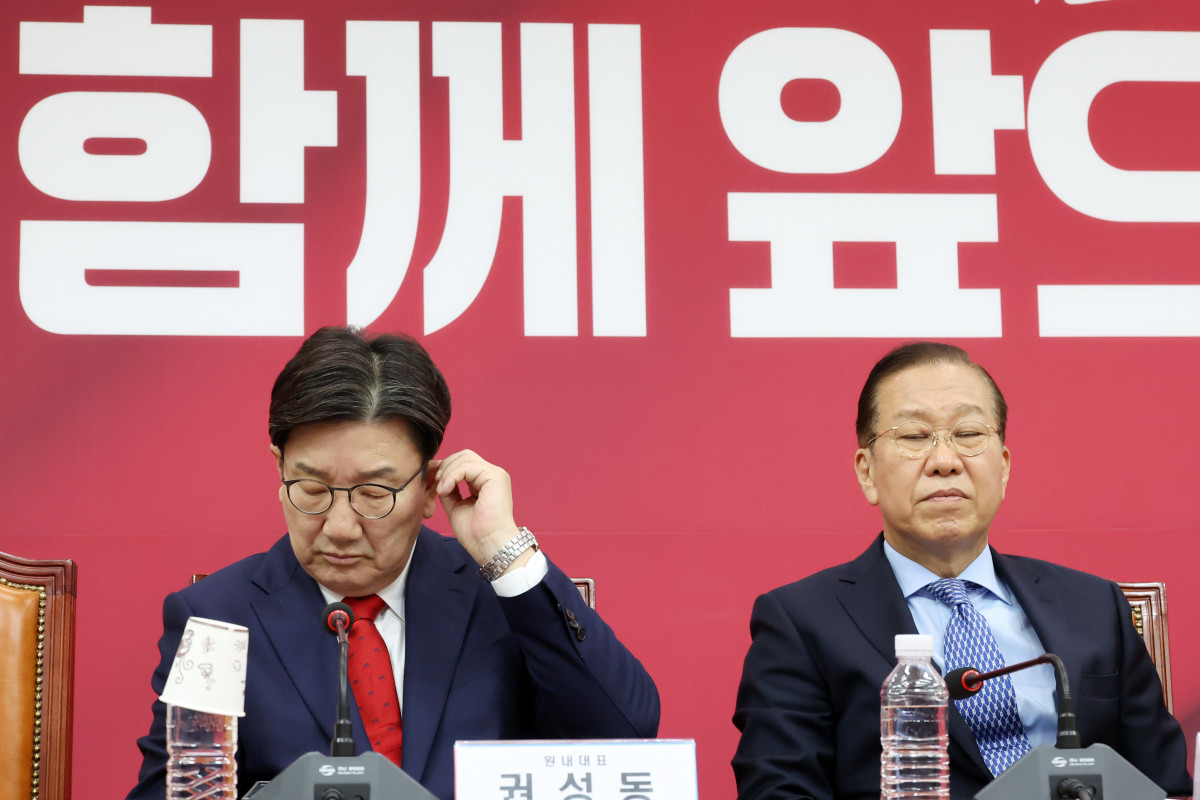 ▲권영세(오른쪽) 국민의힘 비대위원장과 권성동 원내대표가 8일 오전 서울 여의도 국회에서 열린 비상대책위원회의에서 잠시 눈을 감고 생각에 잠겨 있다. 2025.05.08.  (뉴시스)