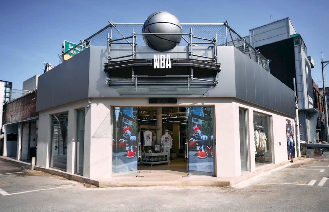 ▲서울 성동구 성수동에 오픈한 'NBA 성수 플래그십 스토어'. (사진제공=한세엠케이)