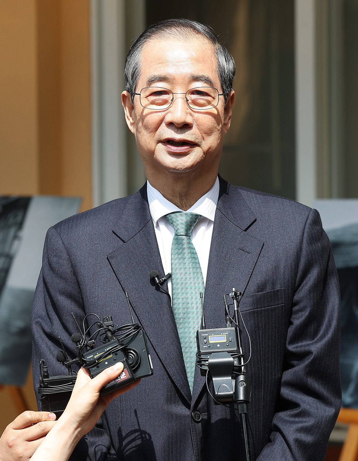 ▲한덕수 무소속 대선 예비후보가 8일 오전 경북 구미시 상모동 박정희 전 대통령 생가에서 취재진 질문에 답하고 있다. (사진제공=뉴시스)