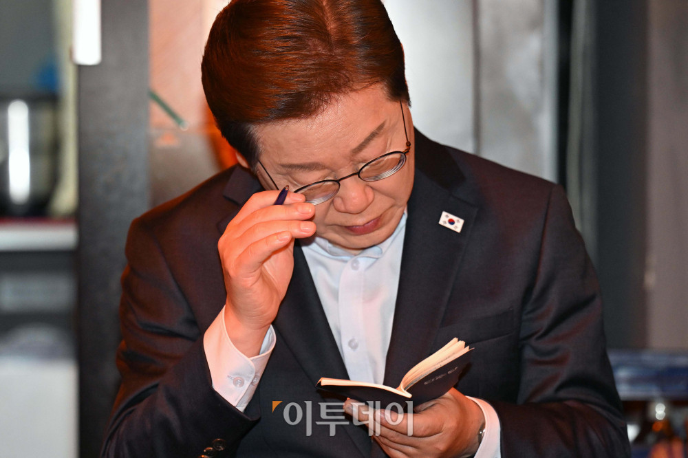 ▲이재명 더불어민주당 대선후보가 1일 서울 종로구 종각젊음의거리의 한 음식점에서 ‘민생시리즈2’ 비전형 노동자 간담회를 갖고 있다. 대법원 전원합의체는 이날 이 후보에게 무죄를 선고한 원심판결을 파기하고 사건을 서울고법으로 돌려보냈다. 신태현 기자 holjjak@ (이투데이DB)