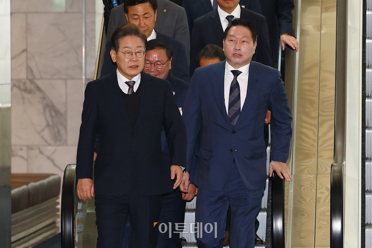 ▲5월 8일 이재명 당시 더불어민주당 대선후보가 최태원 SK 회장과 함께 서울 중구 대한상공회의소에서 열린 '경제5단체 간담회'에 참석하고 있다. 조현호 기자 hyunho@