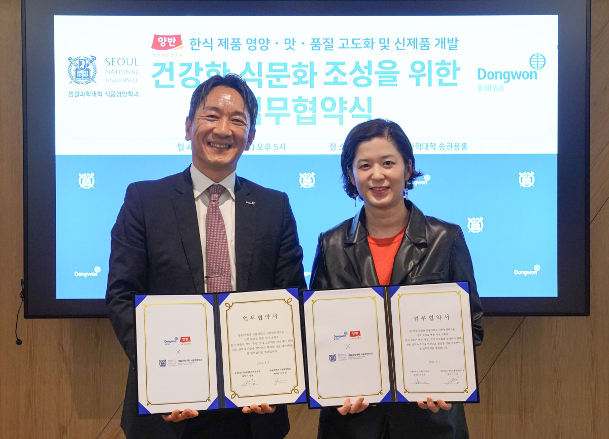 ▲7일 서울대학교에서 이기웅 동원F&B 식품과학연구원장(왼쪽)과 이정은 서울대학교 식품영양학과장(오른쪽)이 업무 협약을 맺고 기념 촬영을 하고 있다. (사진제공=동원F&B)