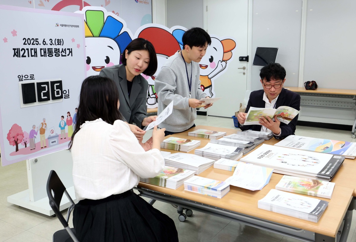 ▲8일 서울 종로구 서울시선거관리위원회에서 관계자들이 제21대 대통령선거 홍보인쇄물을 점검하고 있다. 신태현 기자 holjjak@