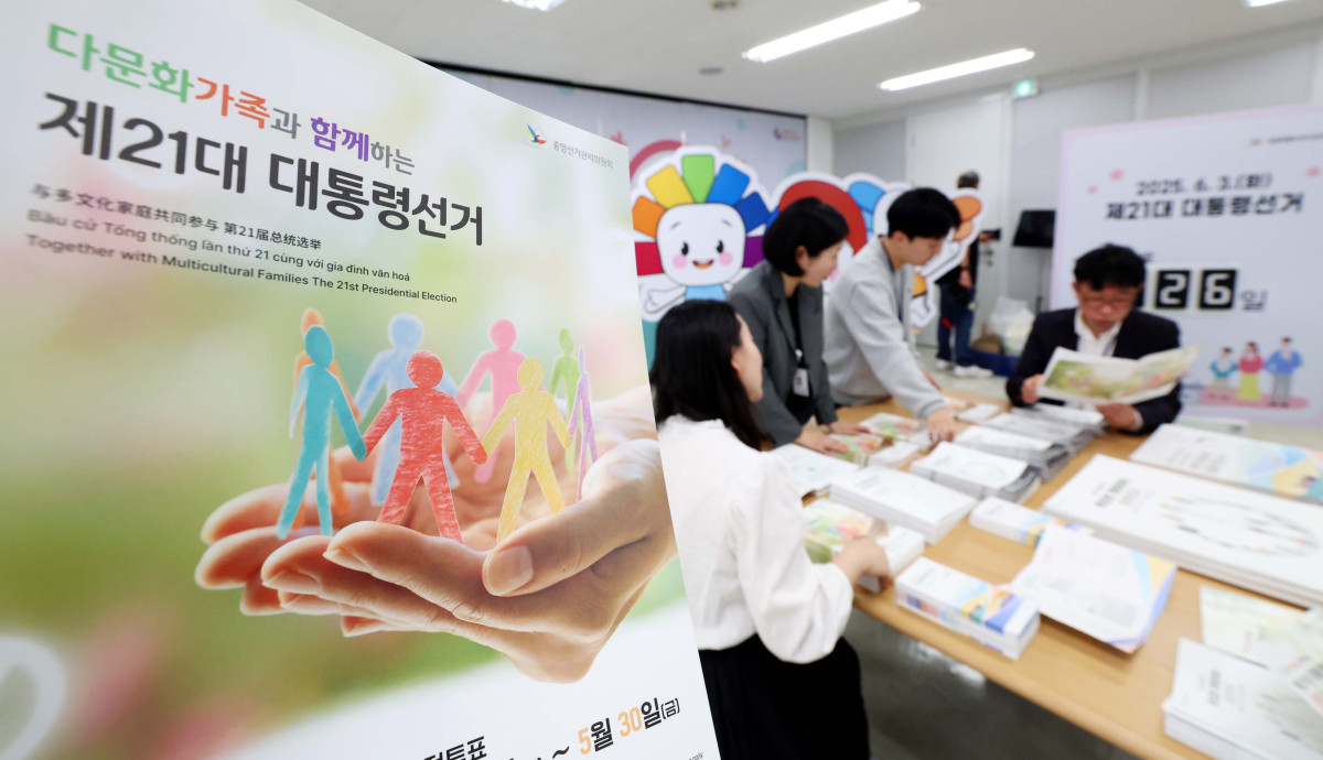 ▲8일 서울 종로구 서울시선거관리위원회에서 관계자들이 제21대 대통령선거 홍보인쇄물을 점검하고 있다. 신태현 기자 holjjak@