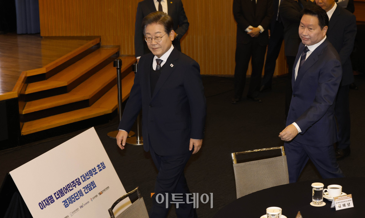 ▲이재명(왼쪽) 더불어민주당 대선후보와 최태원 대한상공회의소 회장이 8일 서울 중구 대한상공회의소에서 열린 이재명 더불어민주당 대선후보 초청 경제5단체 간담회에 참석하고 있다. 조현호 기자 hyunho@