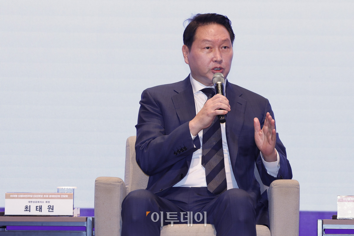 ▲최태원 대한상공회의소 회장이 8일 서울 중구 대한상공회의소에서 열린 이재명 더불어민주당 대선후보 초청 경제5단체 간담회에서 정책 제언을 하고 있다. 조현호 기자 hyunho@