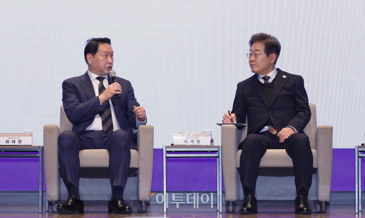 ▲최태원 대한상공회의소 회장이 8일 서울 중구 대한상공회의소에서 열린 이재명 더불어민주당 대선후보 초청 경제5단체 간담회에서 정책 제언을 하고 있다. 오른쪽은 이재명 대선 후보. 조현호 기자 hyunho@