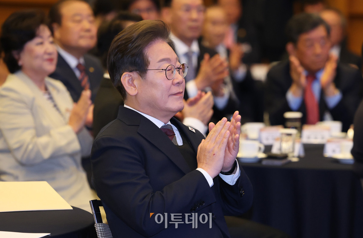 ▲이재명 더불어민주당 대선후보가 8일 서울 중구 대한상공회의소에서 열린 이재명 더불어민주당 대선후보 초청 경제5단체 간담회에서 박수를 치고 있다. 조현호 기자 hyunho@