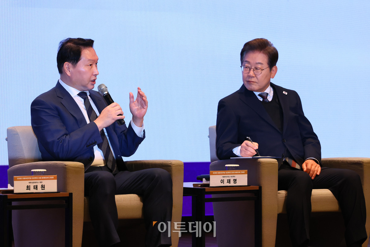 ▲최태원 대한상공회의소 회장이 8일 서울 중구 대한상공회의소에서 열린 이재명 더불어민주당 대선후보 초청 경제5단체 간담회에서 정책 제언을 하고 있다. 조현호 기자 hyunho@