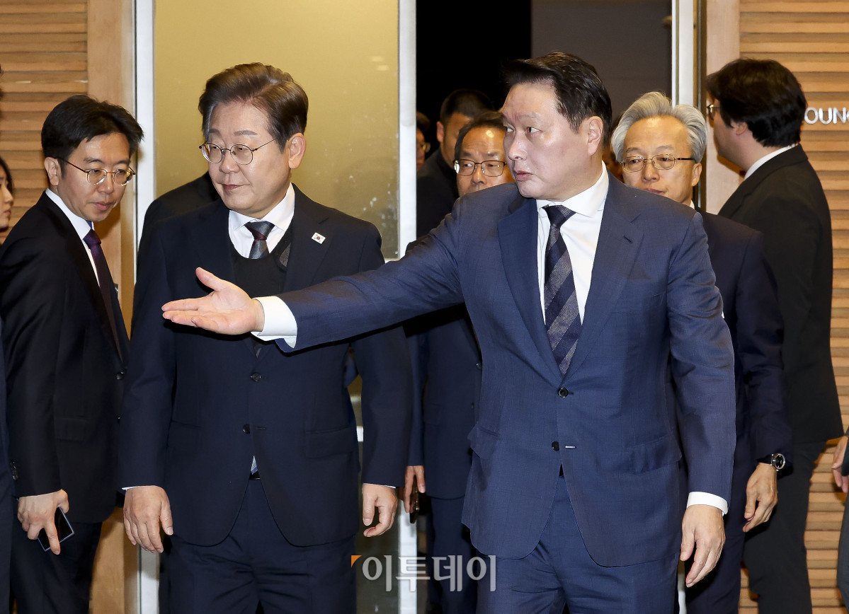 ▲이재명(왼쪽 두 번째) 더불어민주당 대선후보와 최태원 대한상공회의소 회장이 8일 서울 중구 대한상공회의소에서 열린 이재명 더불어민주당 대선후보 초청 경제5단체 간담회에 참석하고 있다. 조현호 기자 hyunho@