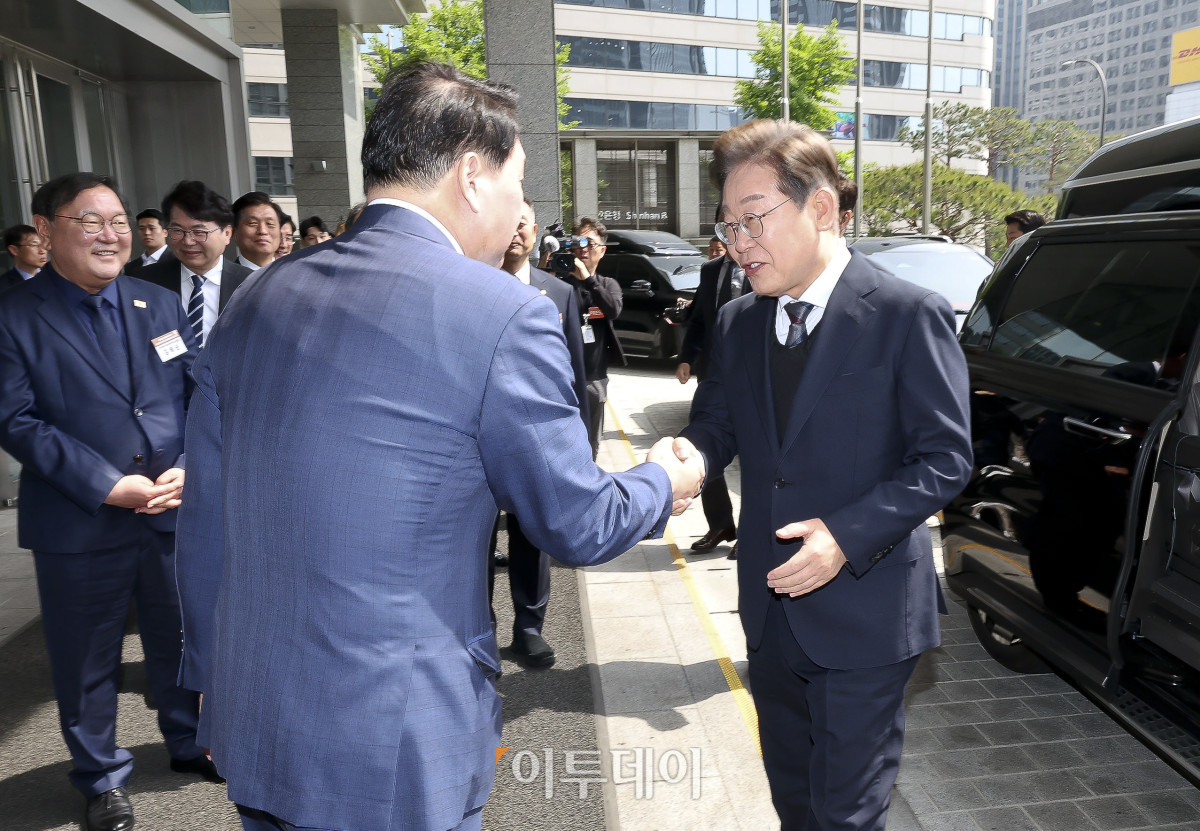 ▲최태원(왼쪽) 대한상공회의소 회장이 8일 서울 중구 대한상공회의소에서 이재명 더불어민주당 대선후보를 영접하고 있다. 조현호 기자 hyunho@