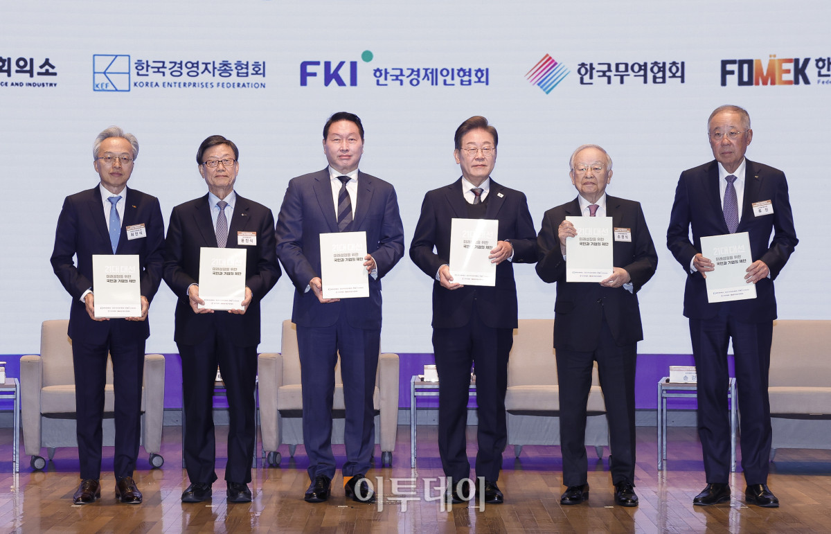 ▲이재명 더불어민주당 대선후보가 8일 서울 중구 대한상공회의소에서 열린 이재명 더불어민주당 대선후보 초청 경제5단체 간담회에서 경제5단체장들에게 정책 제언집을 전달 받은 후 기념촬영을 하고 있다. 왼쪽부터 최진식 한국중견기업연합회장, 윤진식 한국무역협회장, 최태원 대한상공회의소 회장, 이 후보, 손경식 한국경영자총협회장, 류진 한국경제인협회장. 조현호 기자 hyunho@