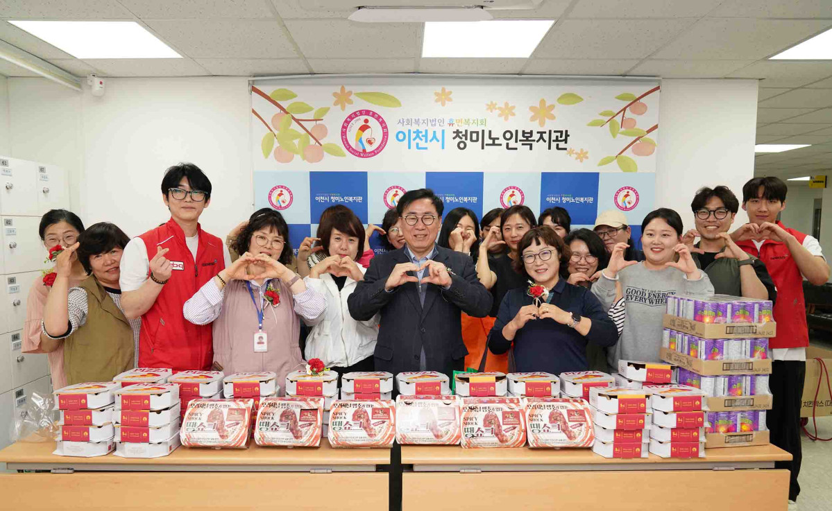 ▲BBQ가 7일 경기도 이천에 있는 청미노인복지관을 방문해 치킨 세트와 카네이션을 기부했다. (사진제공=제너시스BBQ그룹)