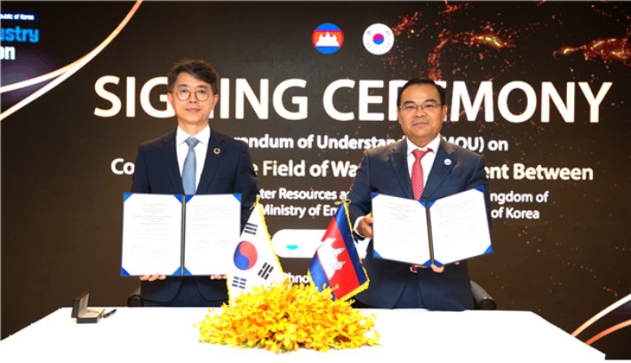 ▲김완섭 환경부 장관과 타오 체타 캄보디아 수자원기상부 장관이 6일 물관리 협력 양해각서(MOU)를 체결하고 기념사진을 찍고 있다. (환경부)