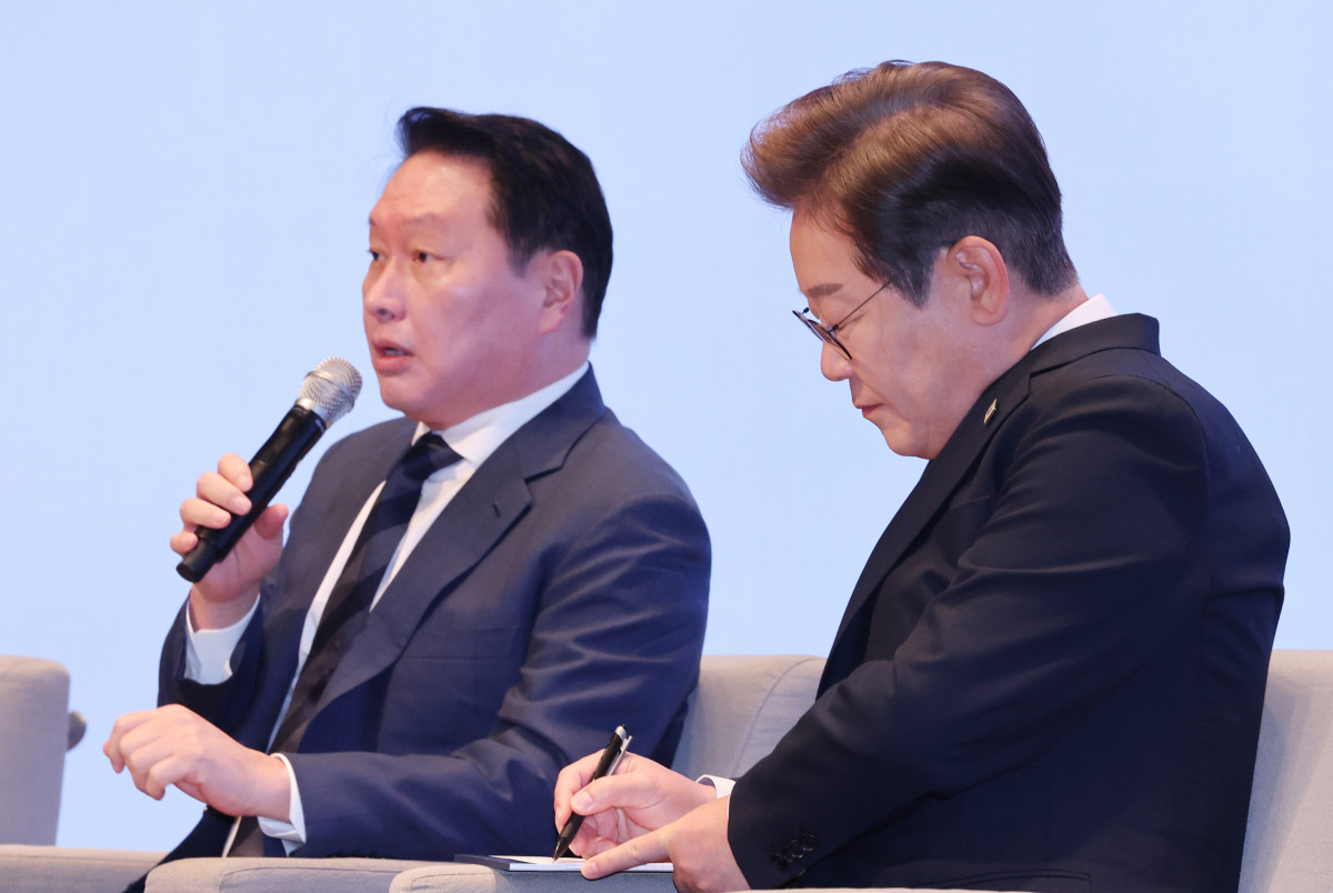 ▲이재명 더불어민주당 대선후보가 8일 서울 중구 대한상공회의소에서 열린 대선후보 초청 경제5단체장 간담회에서 최태원 대한상의 회장의 정책 제언을 들으며 메모하고 있다. (사진=뉴시스)