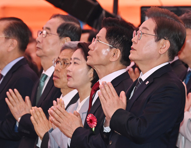 ▲5일 서울 종로구 조계사에서 열린 불기 2569년 부처님오신날 봉축법요식에 대선 후보들이 참석해 합장하고 있다.  오른쪽부터 더불어민주당 이재명 대선 후보, 국민의힘 김문수 대선 후보, 진보당 김재연 대선 후보, 정의당 권영국 대선 후보, 무소속 한덕수 대선 예비후보. 2025.5.5. (연합뉴스)