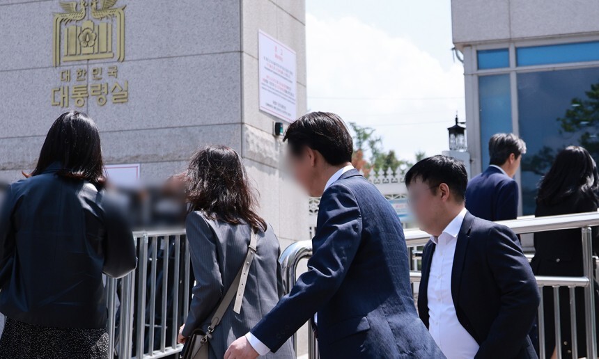 ▲고위공직자범죄수사처 관계자들이 7일 서울 용산 대통령실 민원실을 오가고 있다. (연합뉴스)