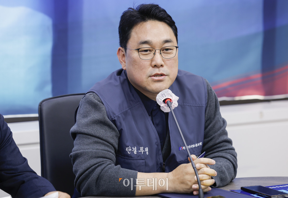 ▲김형선 전국금융산업노동조합 위원장이 8일 서울 중구 전국금융산업노동조합에서 열린 제21대 대통령 선거 승리와 정의로운 사회 대전환을 위한 전국금융산업노동조합·더불어민주당 정책협약 및 지지선언에서 인사말을 하고 있다. 조현호 기자 hyunho@