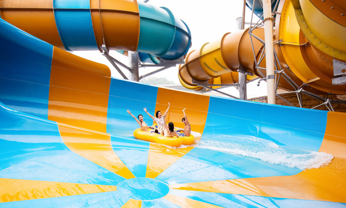 ▲비발디파크 오션월드 '더블스핀'에서 가족들이 물놀이를 즐기고 있다.  (사진제공=소노인터내셔널)