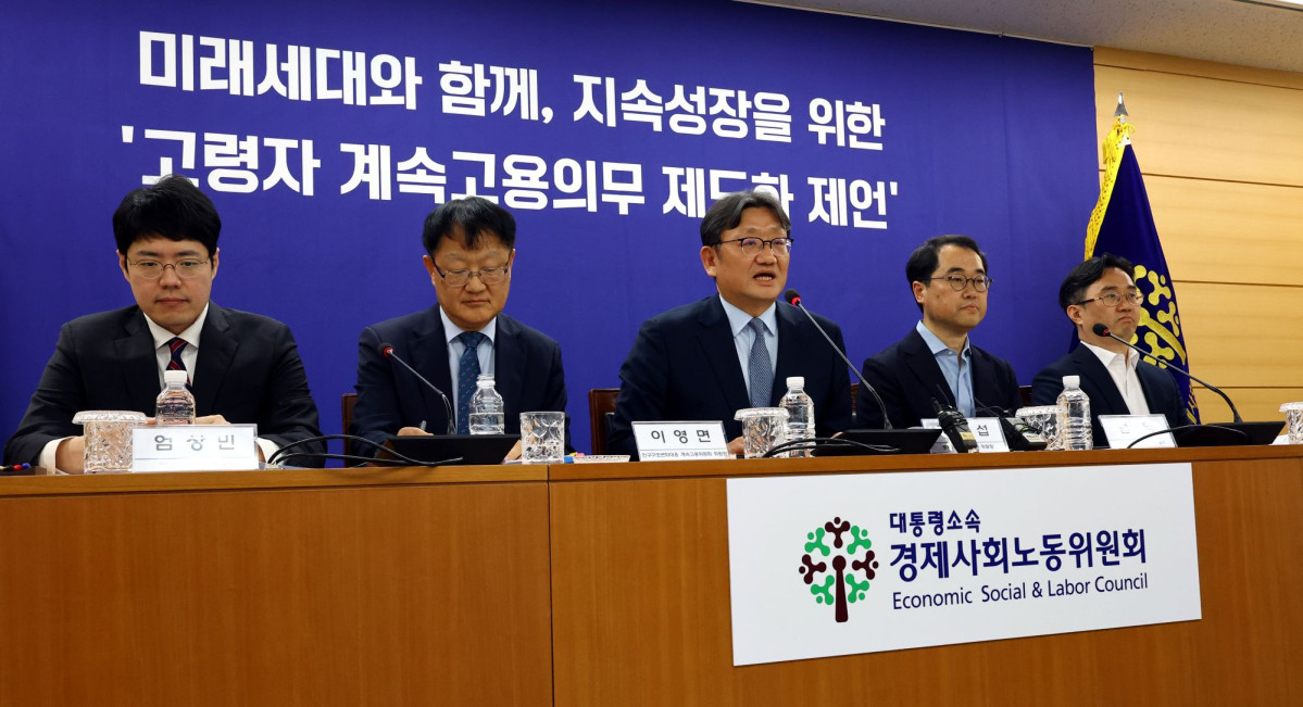 ▲권기섭 경제사회노동위원회 위원장이 8일 오후 서울 세문안로 경제사회노동위원회 대회의실에서 미래세대와 함께, 지속성장을 위한 '고령자 계속고용의무 제도화 공익위원 제언' 발표 전 인사말을 하고 있다. (뉴시스)