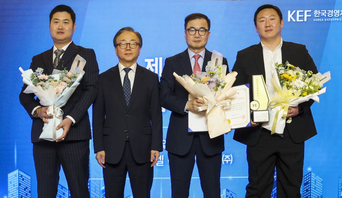 ▲현대엘리베이터가 제37회 한국노사협력대상 시상식에서 대기업 부문 우수상을 수상한 뒤 기념사진을 촬영하고 있다. 왼쪽부터 윤민욱 현대엘리베이터 사무직노조위원장, 이동근 한국경총 상근부회장, 조재천 현대엘리베이터 대표이사, 주인수 현대엘리베이터 노조위원장. (사진제공=현대엘리베이터)