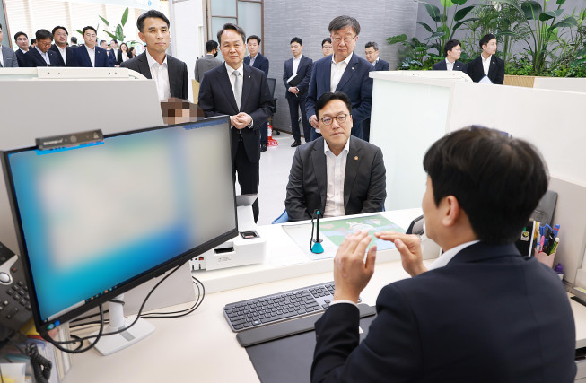 ▲김병환 금융위원장이 8일 오후 서울 중구 신한은행 본점 영업부를 방문해 진옥동 신한금융그룹 회장, 이재연 서민금융진흥원장, 이태훈 은행연합회 전무 등과 함께 은행권 소상공인 금융지원 방안의 시행 현장을 점검하고 프로그램 이용하는 차주들의 목소리를 청취했다.