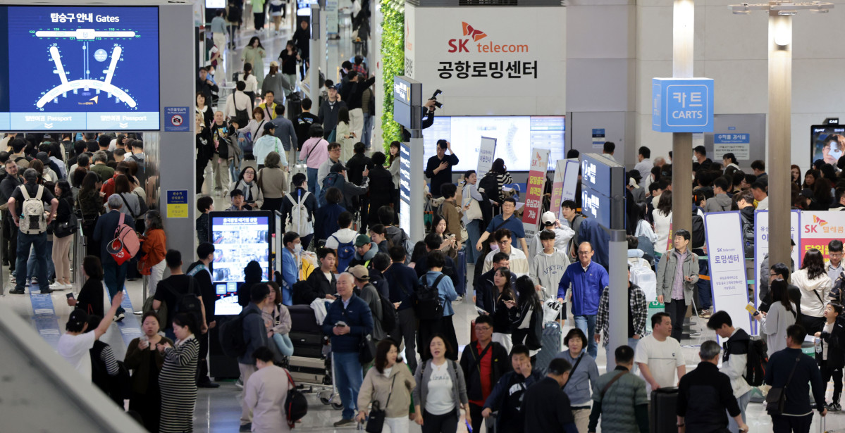 ▲5월 황금연휴를 앞둔 1일 인천국제공항 제1여객터미널 출국장이 승객들로 북적이고 있다. (연합뉴스)