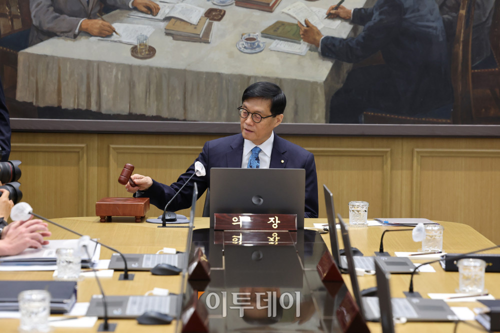 ▲이창용 한국은행 총재가 17일 서울 중구 한국은행에서 열린 금융통화위원회에서 의사봉을 두드리고 있다. 2025.04.17 사진공동취재단 (이투데이DB)