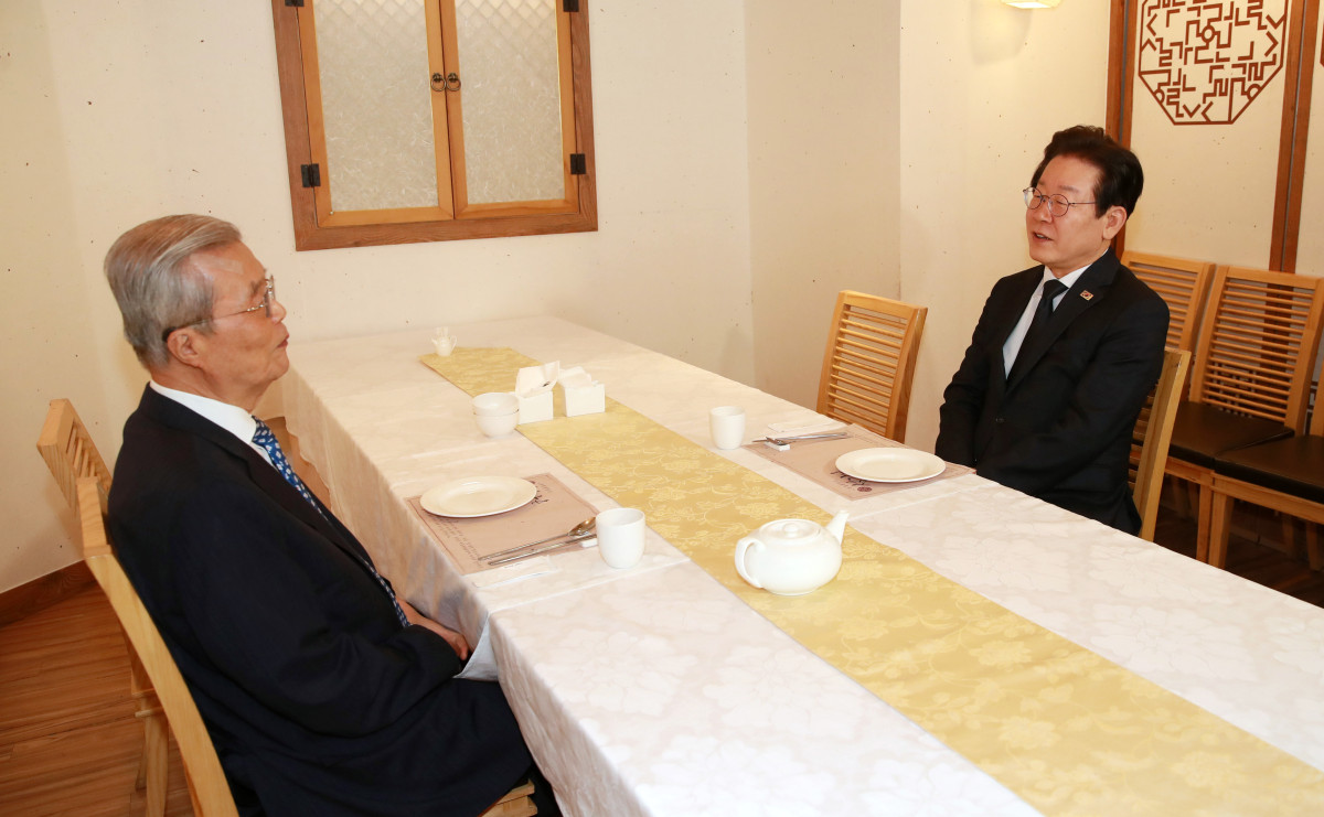 ▲지난해 9월 이재명(오른쪽) 당시 더불어민주당 대표가 서울 종로구 광화문 인근의 한 식당에서 김종인 전 국민의힘 비상대책위원장과 회동을 하던 모습. 2024.09.12.  (뉴시스)