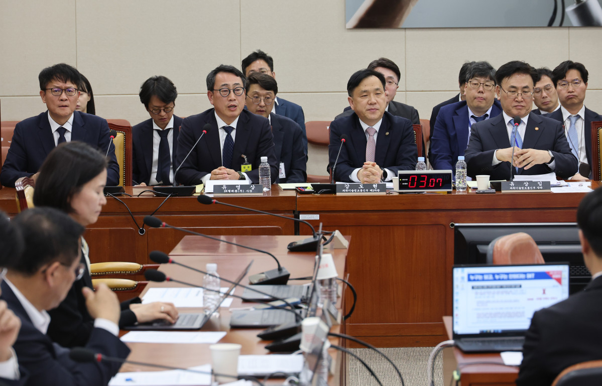 ▲8일 국회 과학기술정보방송통신위원회 전체회의에서 열린 SK텔레콤 유심 해킹 사건 청문회에서 유영상 SK텔레콤 대표이사가 의원 질의에 답하고 있다. (연합뉴스)