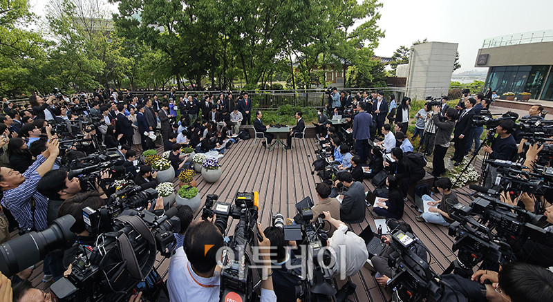 ▲김문수 국민의힘 대선 후보와 한덕수 무소속 후보가 8일 서울 여의도 국회 사랑재 커피숍에서 단일화 관련 회동을 하고 있다. 고이란 기자 photoeran@