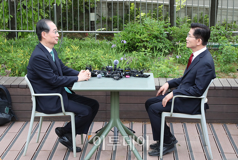 ▲김문수(오른쪽) 국민의힘 대선 후보와 한덕수 무소속 후보가 8일 서울 여의도 국회 사랑재 커피숍에서 단일화 관련 회동을 하고 있다. 고이란 기자 photoeran@