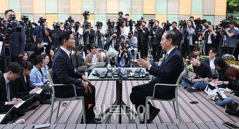 ▲김문수(왼쪽) 국민의힘 대선 후보와 한덕수 무소속 후보가 8일 서울 여의도 국회 사랑재 커피숍에서 단일화 관련 회동을 하고 있다. 고이란 기자 photoeran@