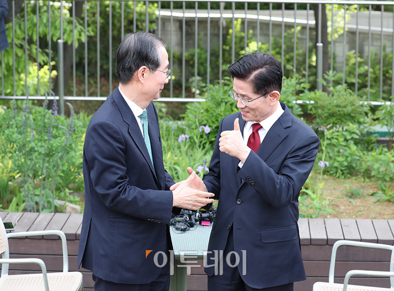 ▲김문수(오른쪽) 국민의힘 대선 후보와 한덕수 무소속 후보가 8일 서울 여의도 국회 사랑재 커피숍에서 단일화 관련 회동을 하고 있다. 고이란 기자 photoeran@